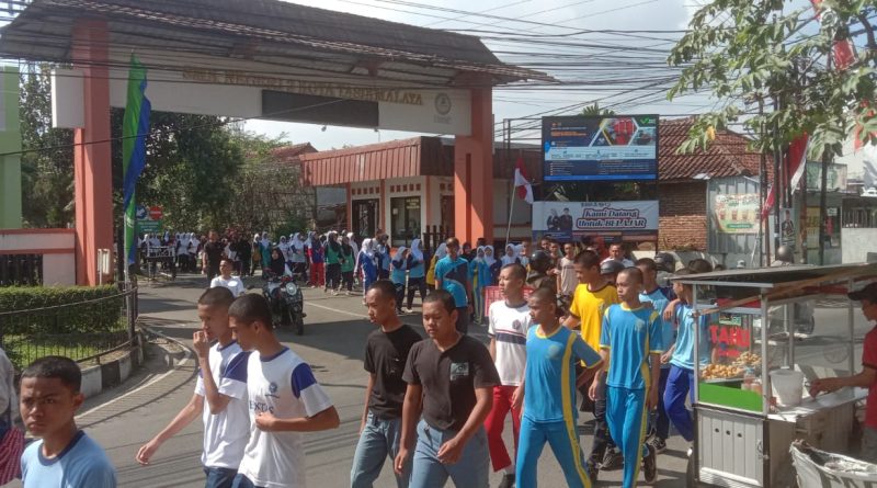 SMKN 2 Tasikmalaya Adakan Kegiatan Gerak Jalan Santai Dalam Rangka HUT RI Ke-79