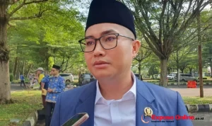 ketua-dprd-kabupaten-bogor-sastra-winara-menyampaikan-memberikan-keterangan-kepada-wartawan-billyradar-bogor-IMFEz
